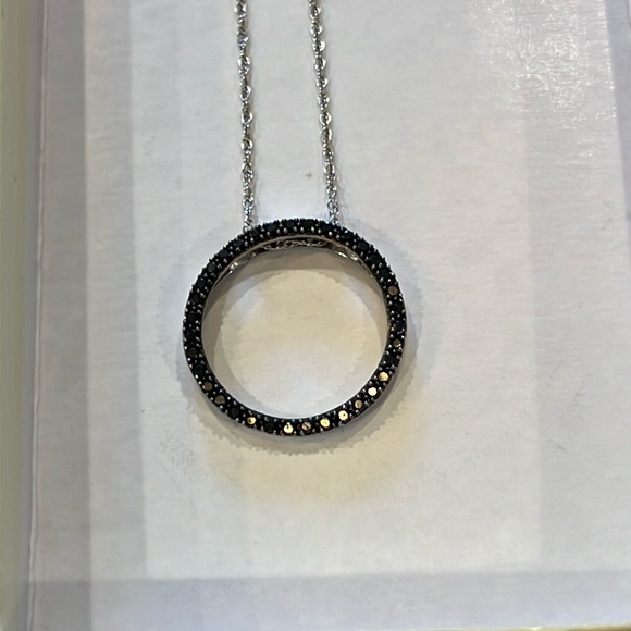 Black Diamond Circle pendant Necklace - Picture 4 of 9